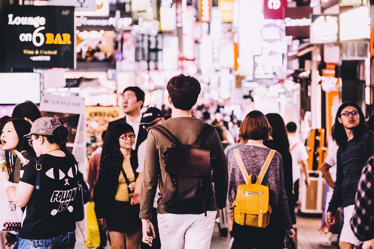 上海大学城，求职者的梦想与现实——探索城市中的青春宿舍生活