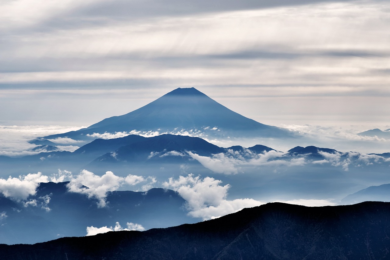 日本富士山特色雪顶迟迟不来，全球变暖下的自然奇观挑战