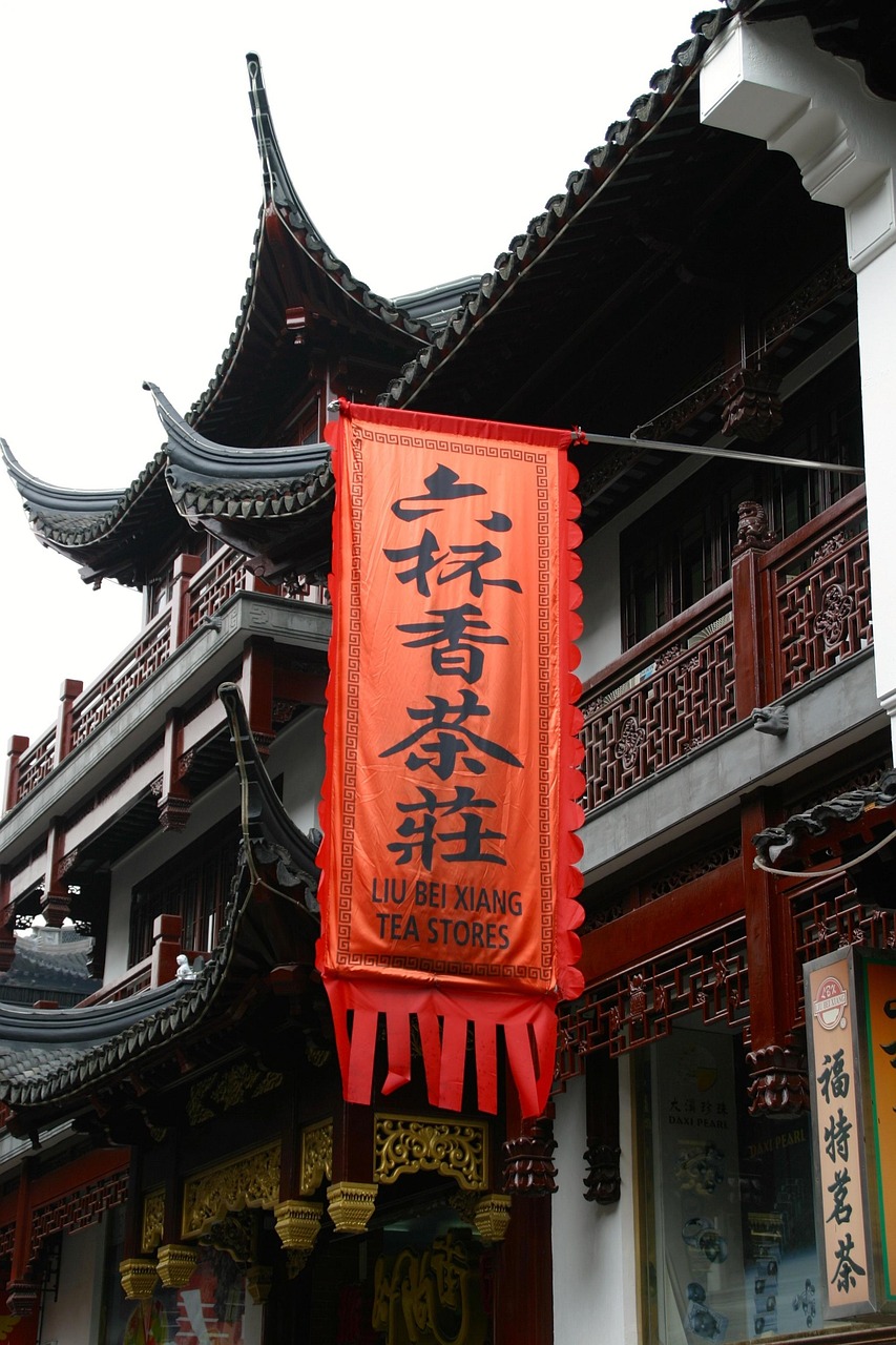 可能会问，孔子提倡的‘仁’和‘礼’在现代社会中的意义是什么？回答时，可以从仁的人文关怀和礼的社会秩序两个方面进行阐述，结合现代社会的实际例子，说明儒家思想的现实意义